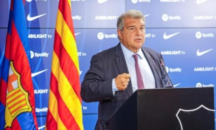 Laporta felicita a Julio Iglesias cantando a lo Marilyn Monroe: “No soy Marilyn, pero te quiero”