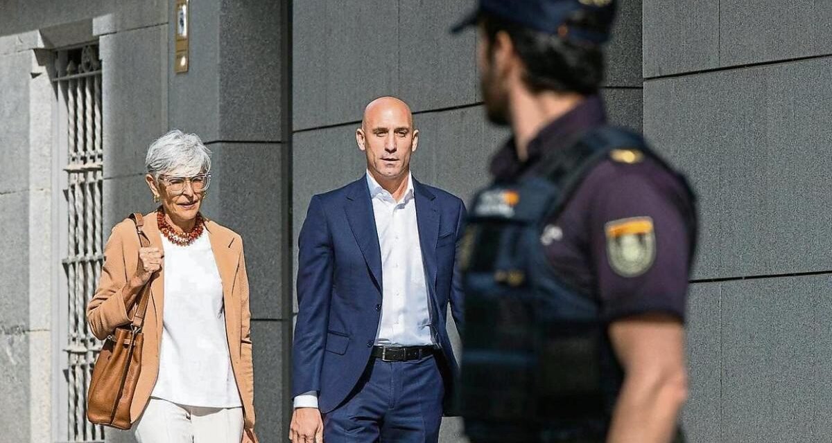El juez que investiga el beso de Rubiales a Hermoso cita a cuatro cargos de la Federación