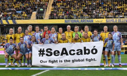 Las jugadoras de España y Suecia exhiben una pancarta con el lema “Se acabó”