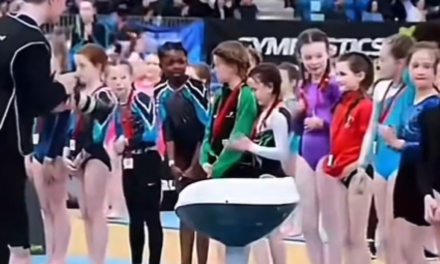 El vídeo de un gesto racista en una entrega de medallas obliga a la federación irlandesa a disculparse un año después