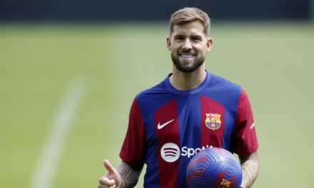 Iñigo Martínez, titular en el once del Barcelona contra el Athletic Club