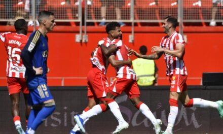 El Almería desaprovecha triplete de Suárez en un loco partido ante el Granada