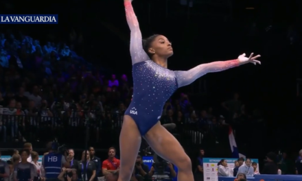 Simone Biles lidera a EE.UU. hacia su séptimo título consecutivo por equipos