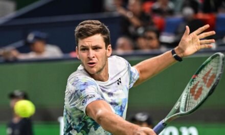 Hurkacz acaba con la resistencia de Rublev para ganar el Shanghái