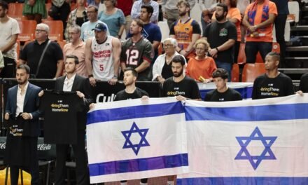 El partido del Maccabi en València homenajea a todas las víctimas y transcurre sin incidentes