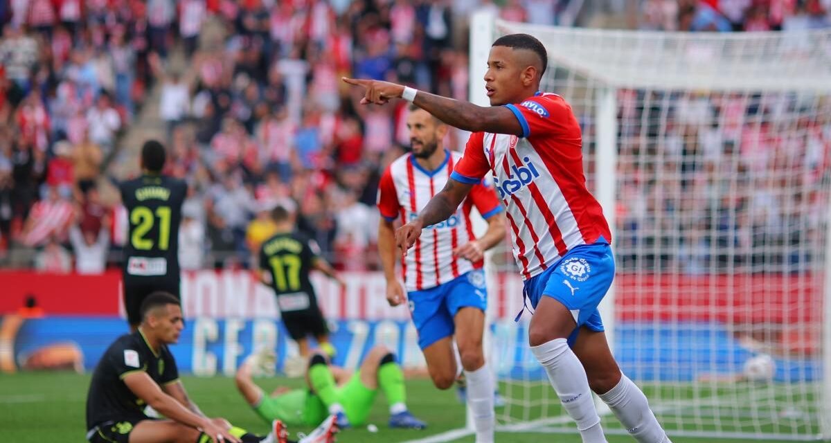 El Girona golea al Almería y alcanza al Madrid