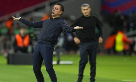 Xavi: “No es lícito que se condicione a los árbitros”