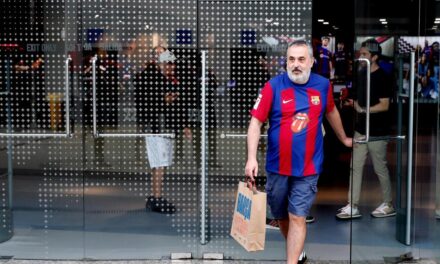 Éxito en el primer día de venta de la camiseta del Barça con el logo de los Stones