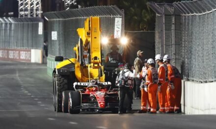 Una alcantarilla destroza el coche de Sainz en los primeros libres en Las Vegas