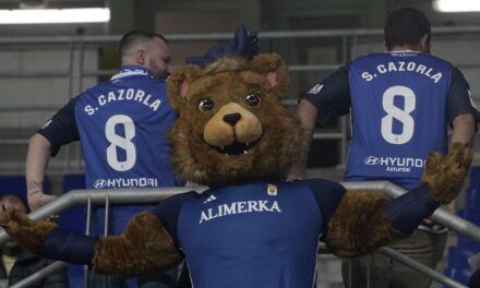 El efecto Cazorla en el Oviedo: 2.000 camisetas vendidas con el fin de recaudar fondos para la cantera