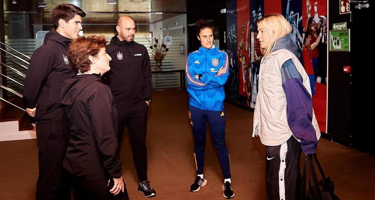 Alexia regresa a Barcelona y Paredes se queda con la selección