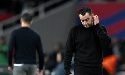 Xavi sufre, Laporta le sostiene