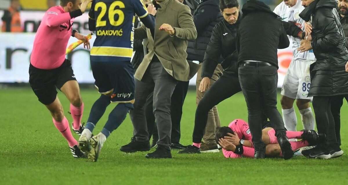 Suspendida la liga turca tras la agresión de un presidente de un club al árbitro en el campo