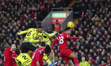 El Arsenal conserva el liderato tras un duelo espectacular en Anfield