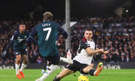 El Arsenal pierde en Fulham y deja líder al Liverpool