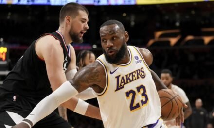 Los Lakers vuelven a la senda de la victoria ante los Clippers y Curry firma otro cero en triples