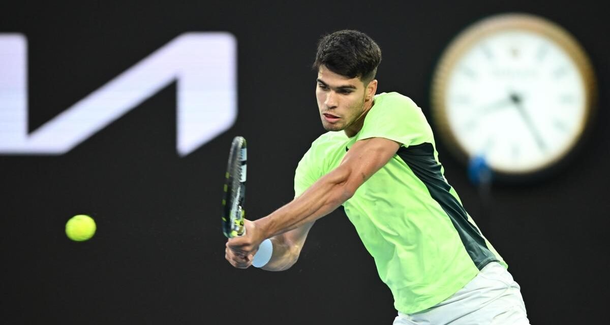 Alcaraz no puede con De Miñaur en un partido de exhibición en Australia