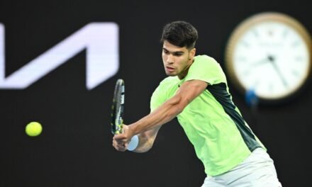 Alcaraz no puede con De Miñaur en un partido de exhibición en Australia