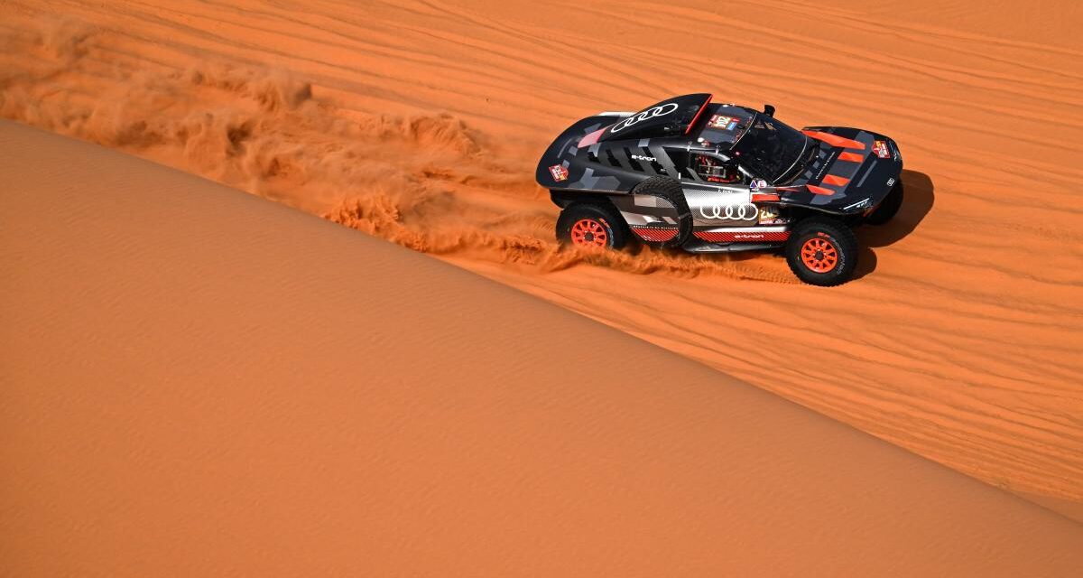 Sainz resiste a Loeb y mantiene el liderato del Dakar