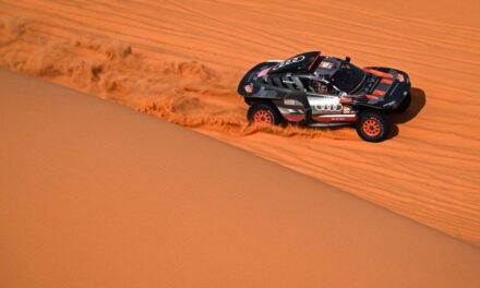 Sainz resiste a Loeb y mantiene el liderato del Dakar