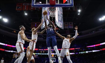 Embiid entra en la leyenda de la NBA anotando 70 puntos ante San Antonio