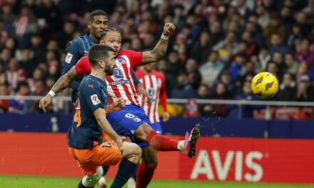 El Atlético gana al Valencia e iguala a puntos al Barcelona