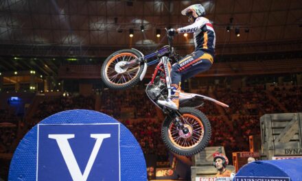 Toni Bou abre el Mundial indoor con triunfo incontestable en Barcelona