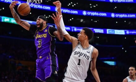 Los Lakers se llevan la victoria en el vibrante duelo Wembanyama-Davis