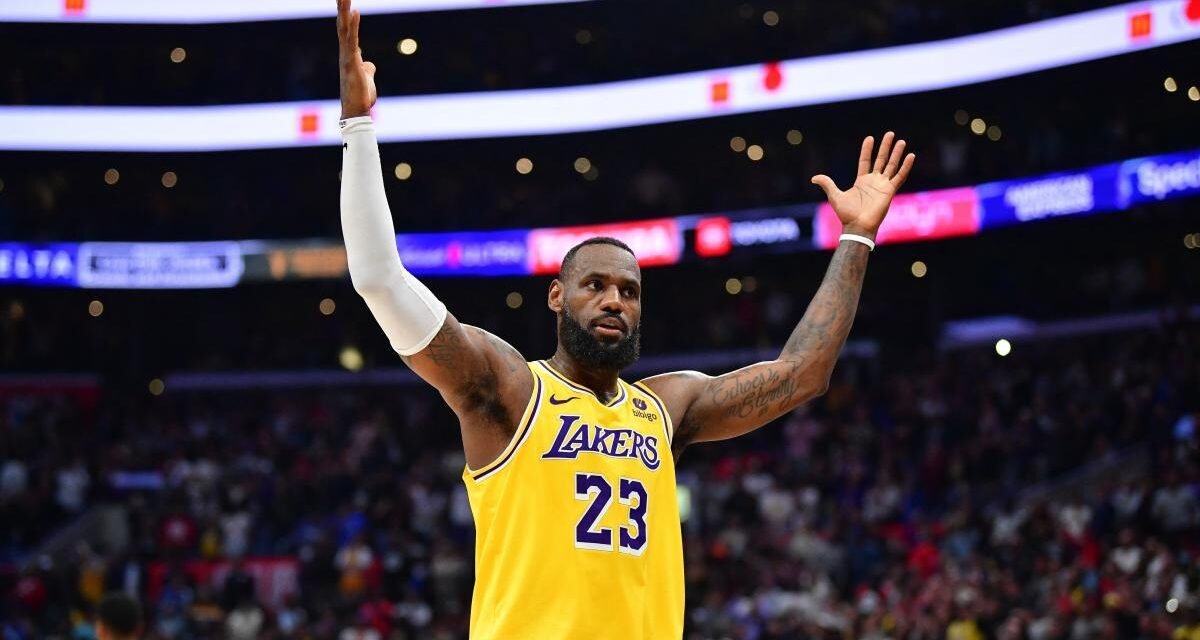 LeBron se viste de superhéroe y los Lakers remontan 21 puntos a los Clippers