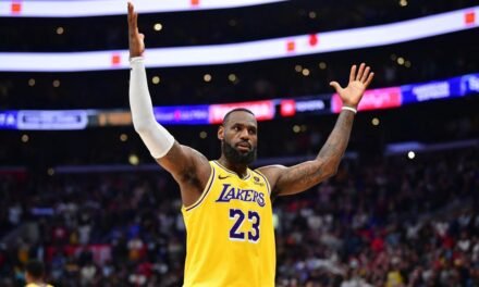 LeBron se viste de superhéroe y los Lakers remontan 21 puntos a los Clippers