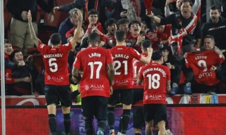 Bilbaínos de vacaciones en Mallorca aprovechan para comprar entradas para la Copa en Sevilla