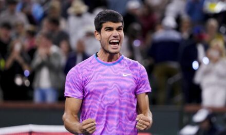 Alcaraz arrasa a Auger-Aliassime y vuela a los octavos de Indian Wells