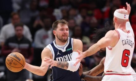 Doncic conduce a los Mavs al triunfo con su séptimo triple doble consecutivo