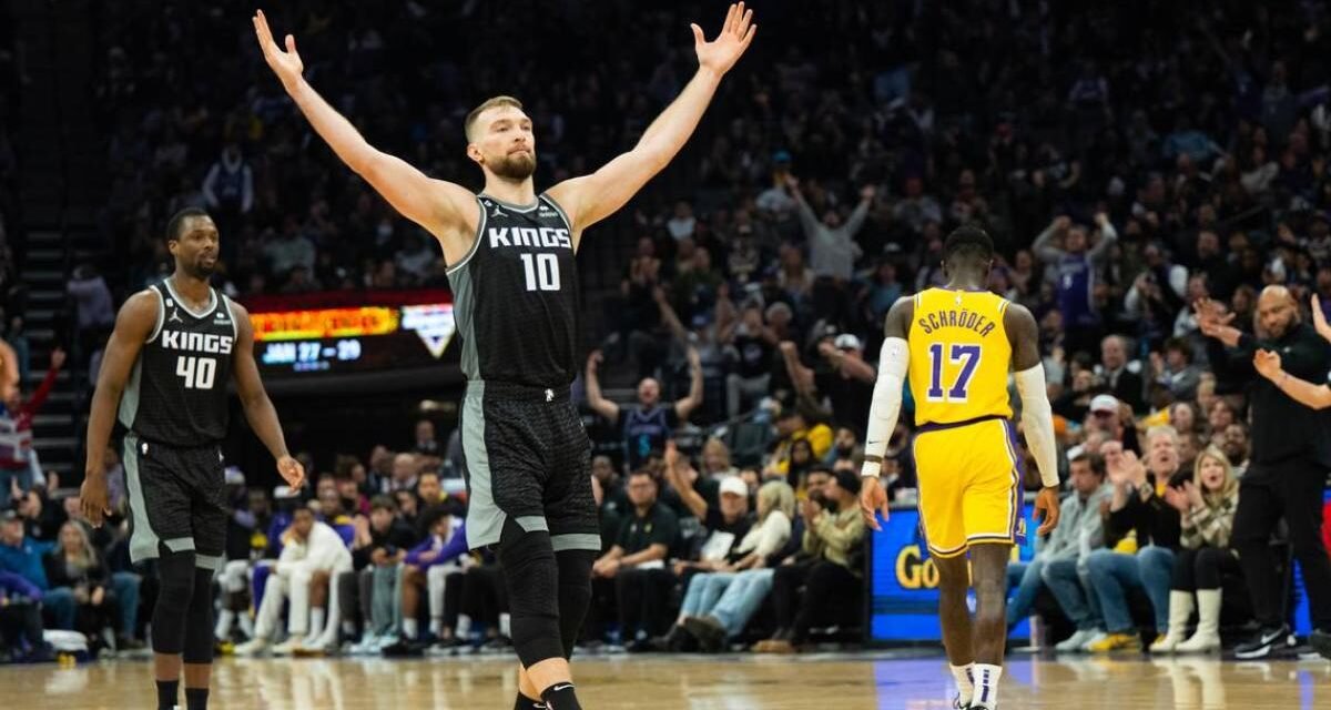 Domantas Sabonis, el rey del triple-doble en la NBA, pasa por encima de los Lakers