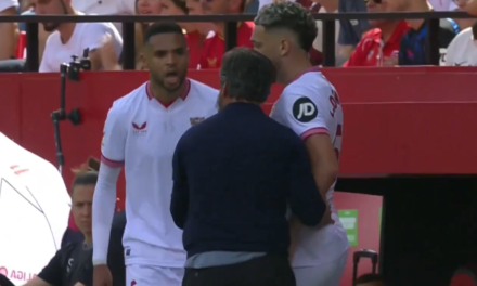 Tenso enfrentamiento entre En-Nesyri y Sánchez Flores en pleno partido ante el Celta