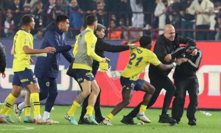 Un grupo de hinchas salta al campo y agrede a jugadores del Fenerbahçe al final del partido