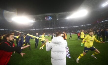 Ultras del Trabzonspor agreden a jugadores del Fenerbahçe tras perder su club en la liga turca