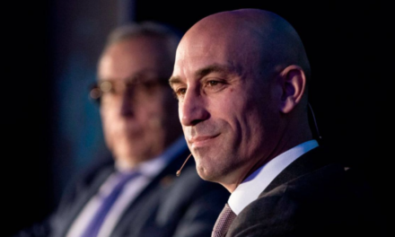 La jueza señala que Rubiales habría cobrado comisiones ilegales de las obras de La Cartuja