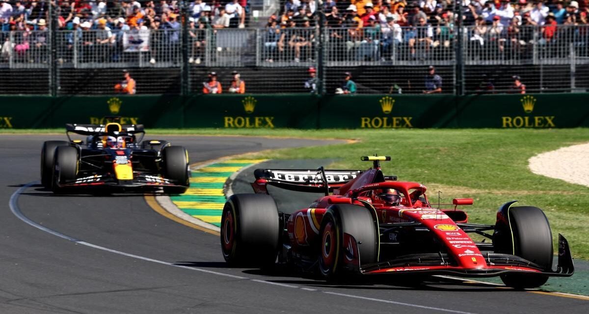 Carlos Sainz derrota a Verstappen, que abandona por avería; Alonso, sexto