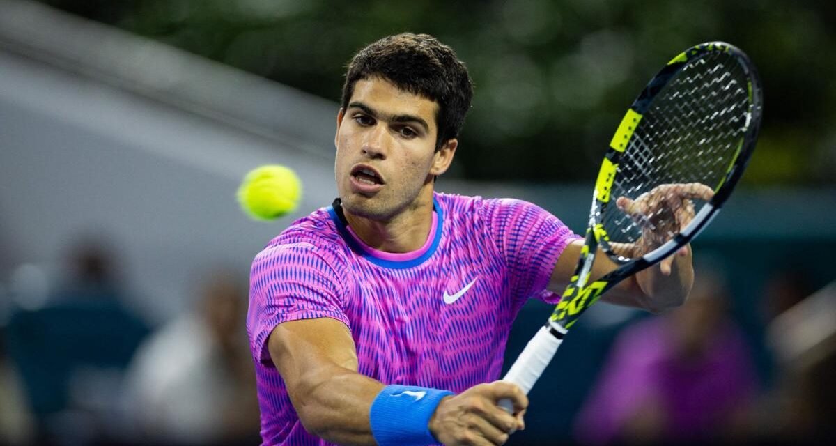 Alcaraz arranca imparable en el Miami Open y conquista la victoria ante Carballés