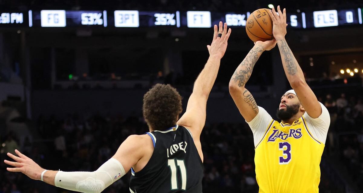 Los Lakers obran un milagro en Milwaukee sin LeBron