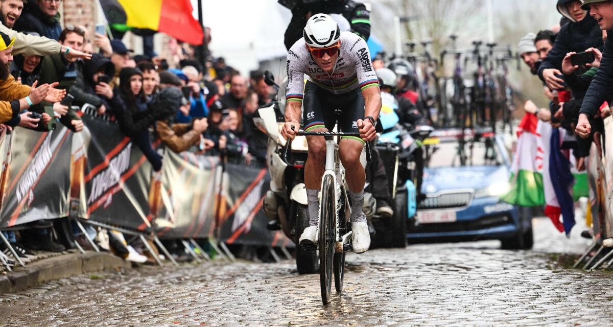 Van der Poel baila sobre los adoquines mojados del Koppenberg