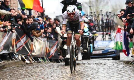 Van der Poel baila sobre los adoquines mojados del Koppenberg