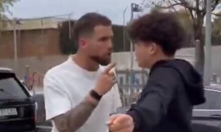 Iñigo Martínez pierde los nervios y se encara con un aficionado