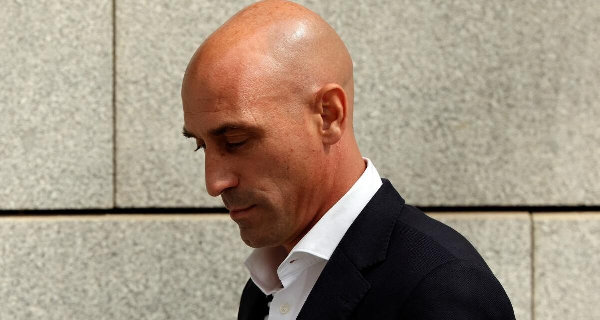 Rubiales aterrizará en Barajas esta mañana