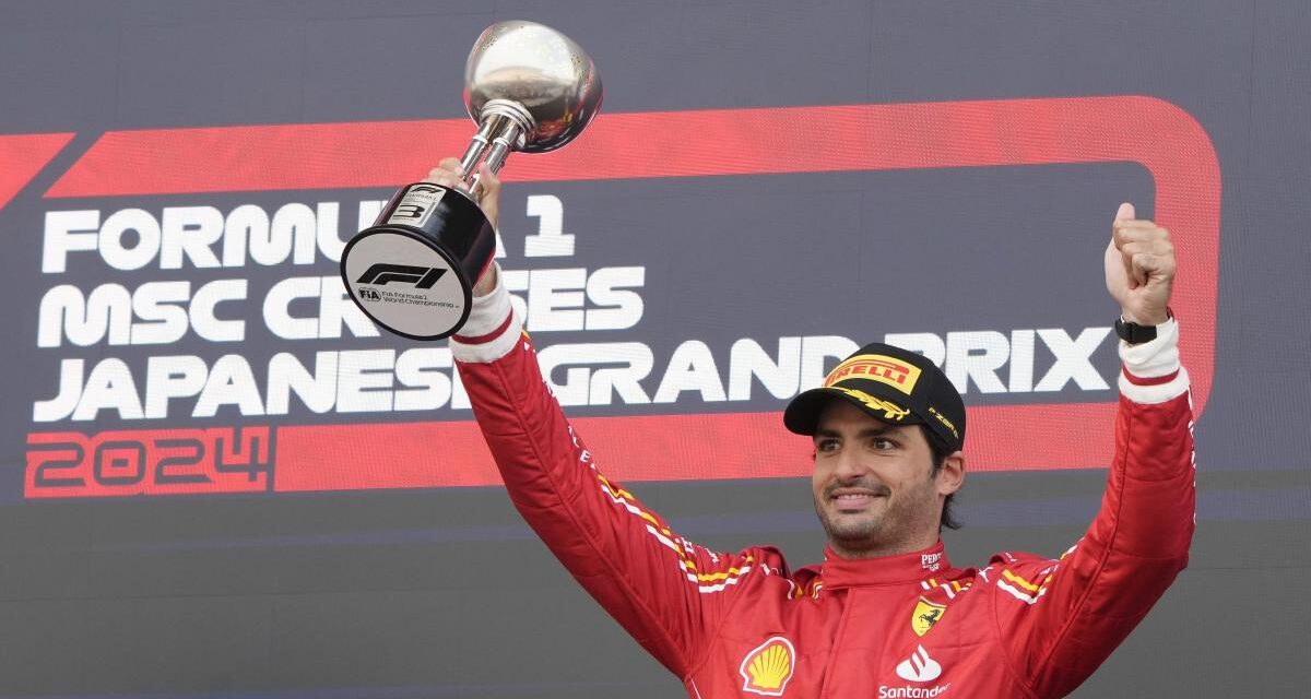 Sainz saca los colores a Ferrari… y Hamilton se enfada por una pregunta