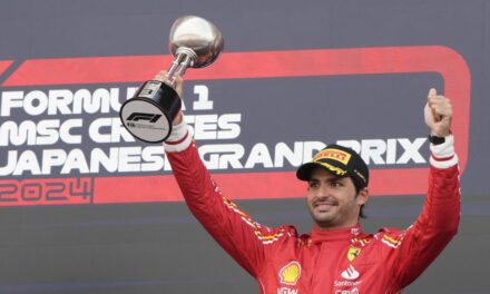 Sainz saca los colores a Ferrari… y Hamilton se enfada por una pregunta