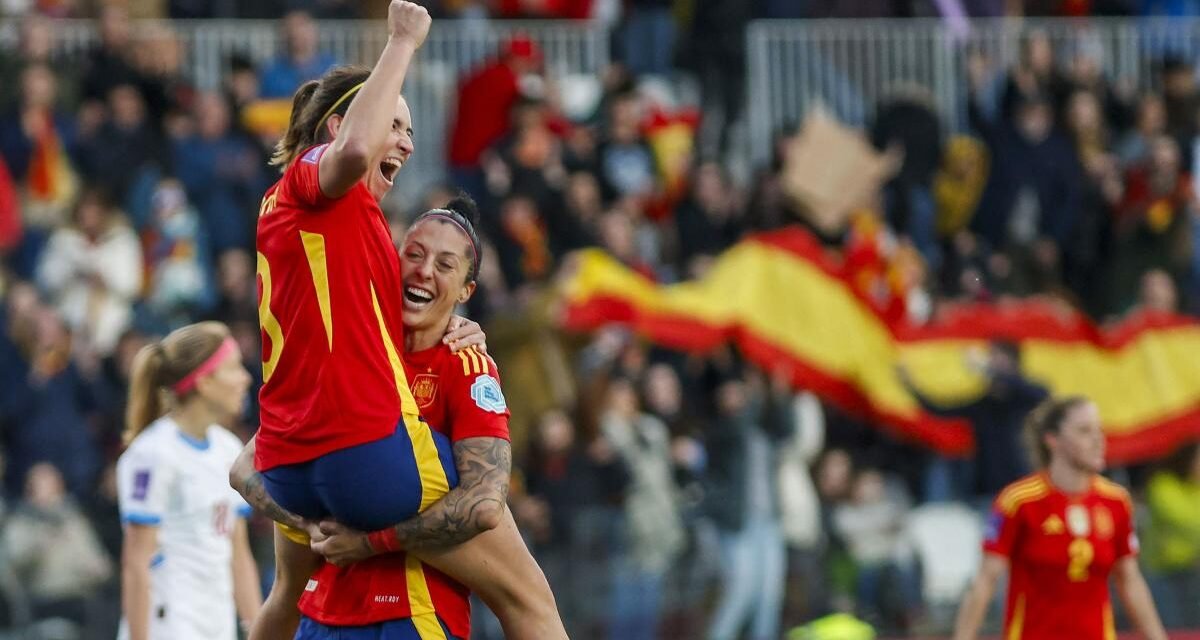 España reacciona a tiempo y sigue mandando en Europa tras remontar ante República Checa