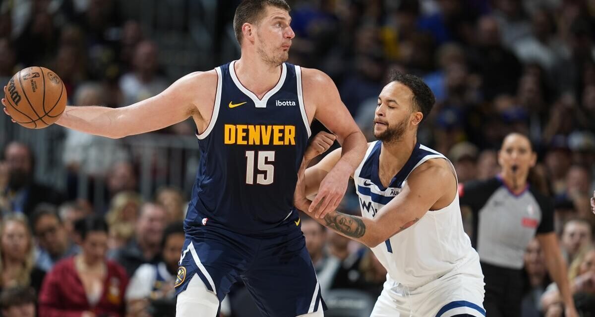 Jokic lleva a los Nuggets al liderato en su camino hacia el tercer MVP