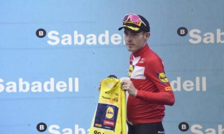 Las impactantes imágenes de Skjelmose con temblores e hipotermia en la Flecha Valona